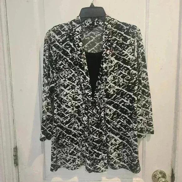 X117 Notation mock 2 piece black and red loose fit size large - Picture 2 of 8